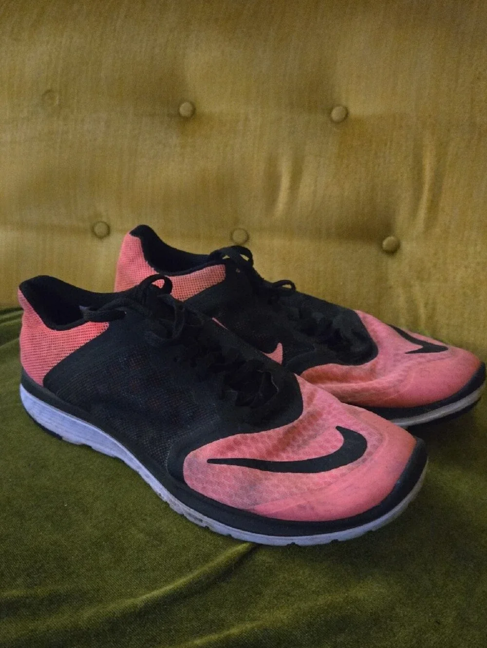 Nike Black and Coral Pink Trainer Womens 8 - Picture 4 of 5